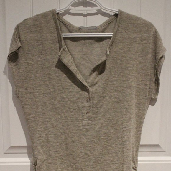 3/$20 🏷 Olivia Moon Heathered Oatmeal Tshirt Size Small - Picture 2 of 3